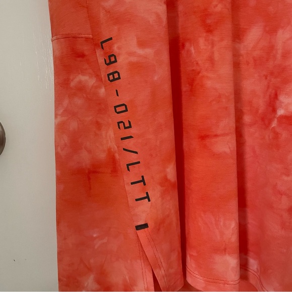 Lululemon t-shirt in excellent condition. Only worn a few times. - Picture 5 of 5